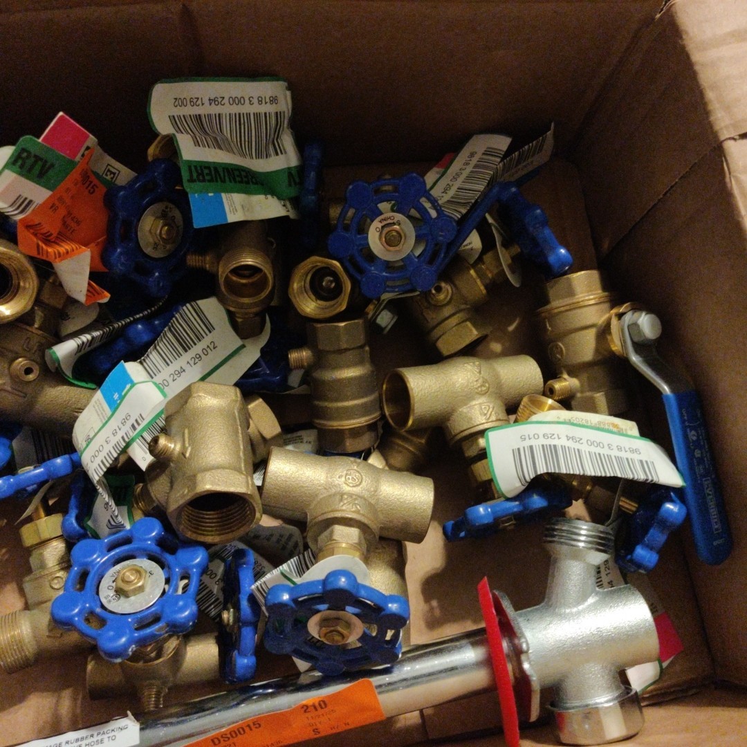 Lot Of 25 New Various Everbilt Lead Free Brass Threaded Plumbing Valves