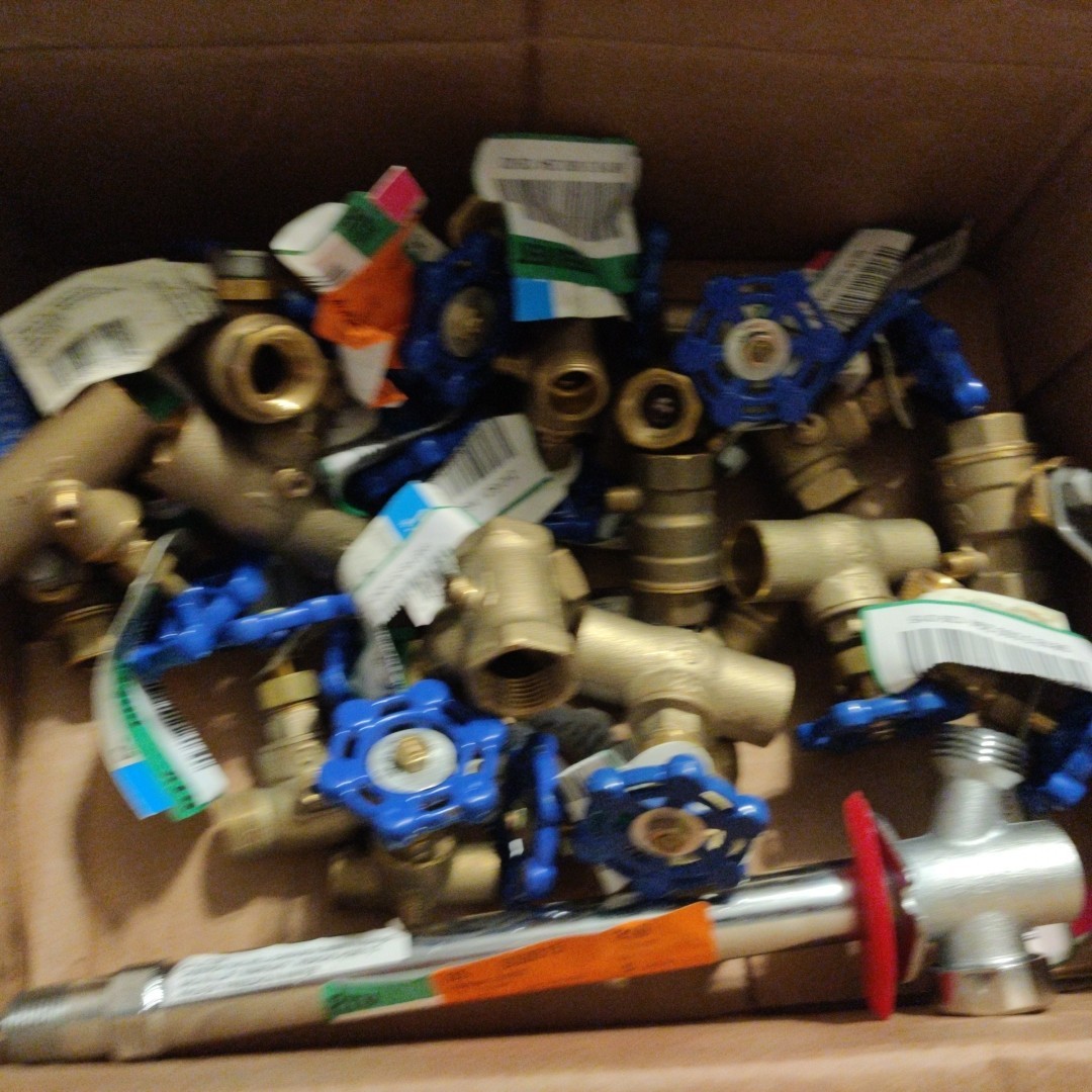 Lot Of 25 New Various Everbilt Lead Free Brass Threaded Plumbing Valves