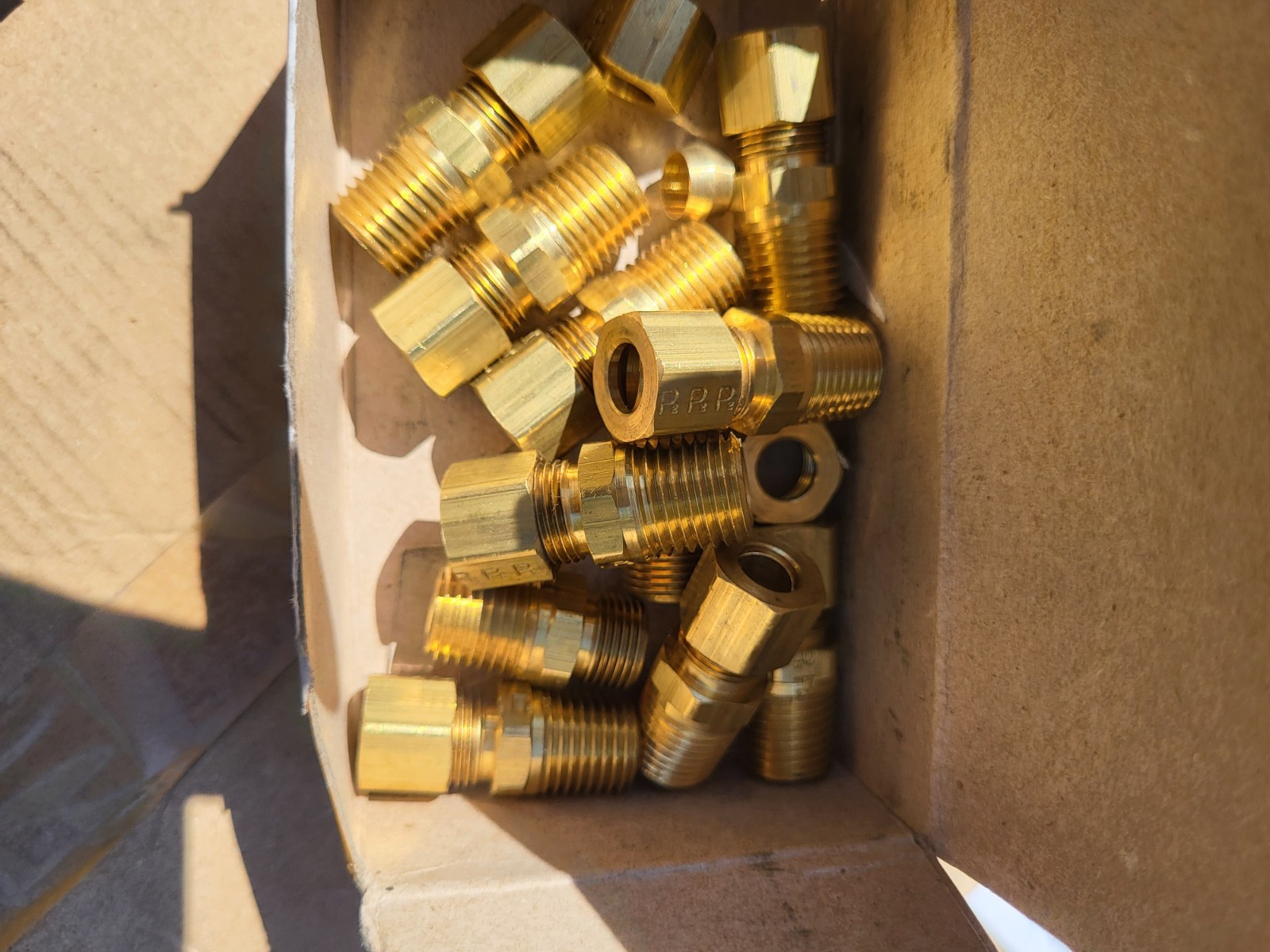 Parker 68C-5-4 5/16″ Compression X 1/4″ Mnpt Brass Connector 10Pk
